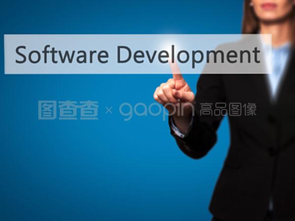 指尖商機 女商人按下技術按鈕，開啟軟件開發與銷售新篇章